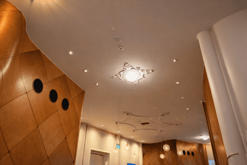 Kunstmin plafond bewerkt